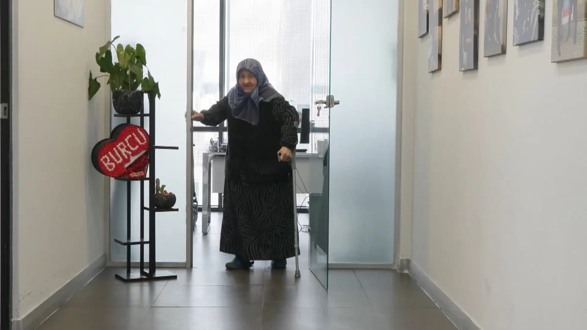 77 Yaşındaki Hava Mutlu İki Haftada Fil Hastalığını Yenerek Yürümeye Başladı