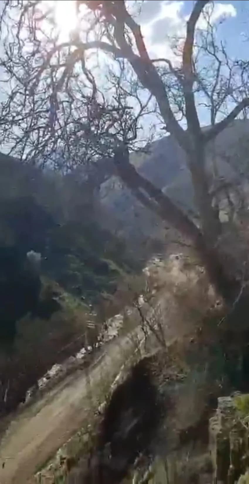 Bahçesaray’da Heyelan Ulaşımı Durdurdu: O Anlar Kameraya Yansıdı!