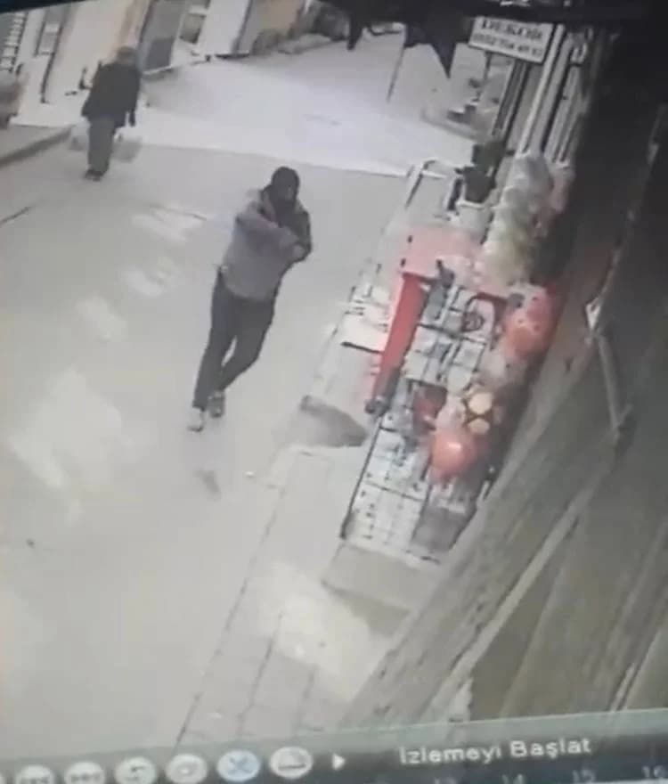 Fatih’te Bakkal Bastığı Anlar Kameralara Yansıdı