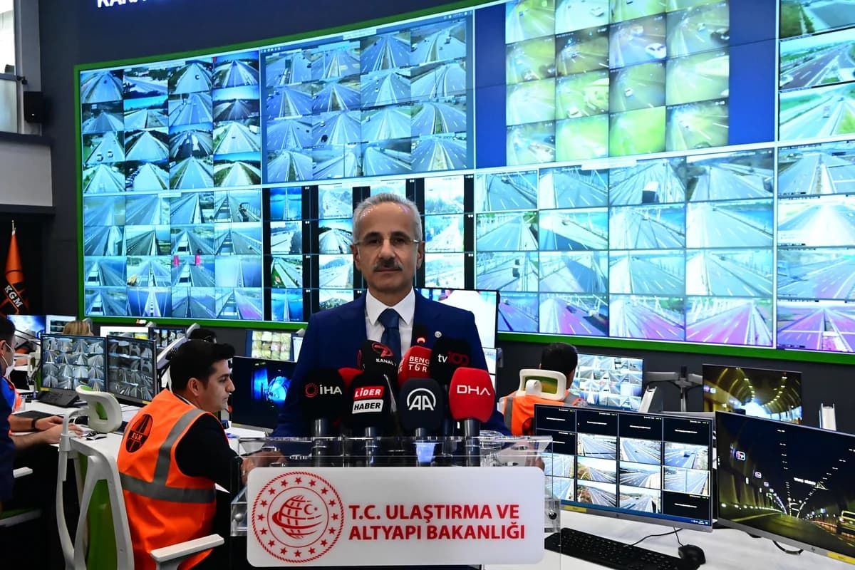 Bayram Trafiği Mercek Altında: Bakan Uraloğlu’ndan Açıklamalar