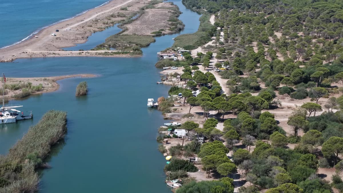 Kumköy’de Kaçak Yapılar Yıkılıyor; Lağım Atıkları Doğayı Kirletiyor