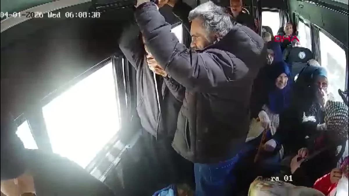Minibüs Şoföründen Duyarlılık Dersi: Bayılan Yolcuyu Ambulansa Yolda Teslim Etti