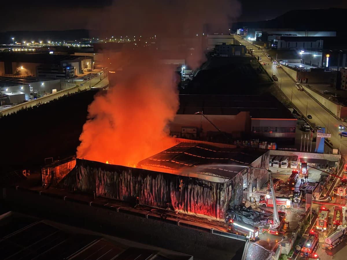 Ankara’daki Medikal Malzeme Fabrikasında Yangın: 35 Kişi Tahliye Edildi