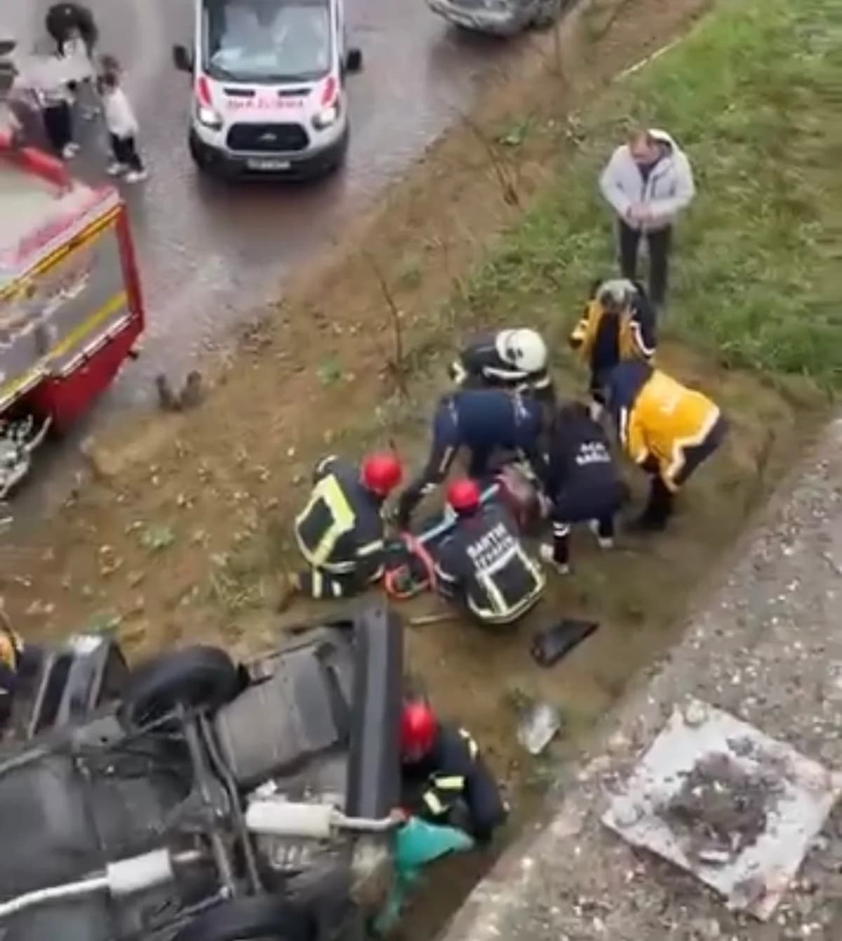 Bartın’da Kaygan Yolda Otomobil Duvarı Aşarak Düştü: 1 Yaralı