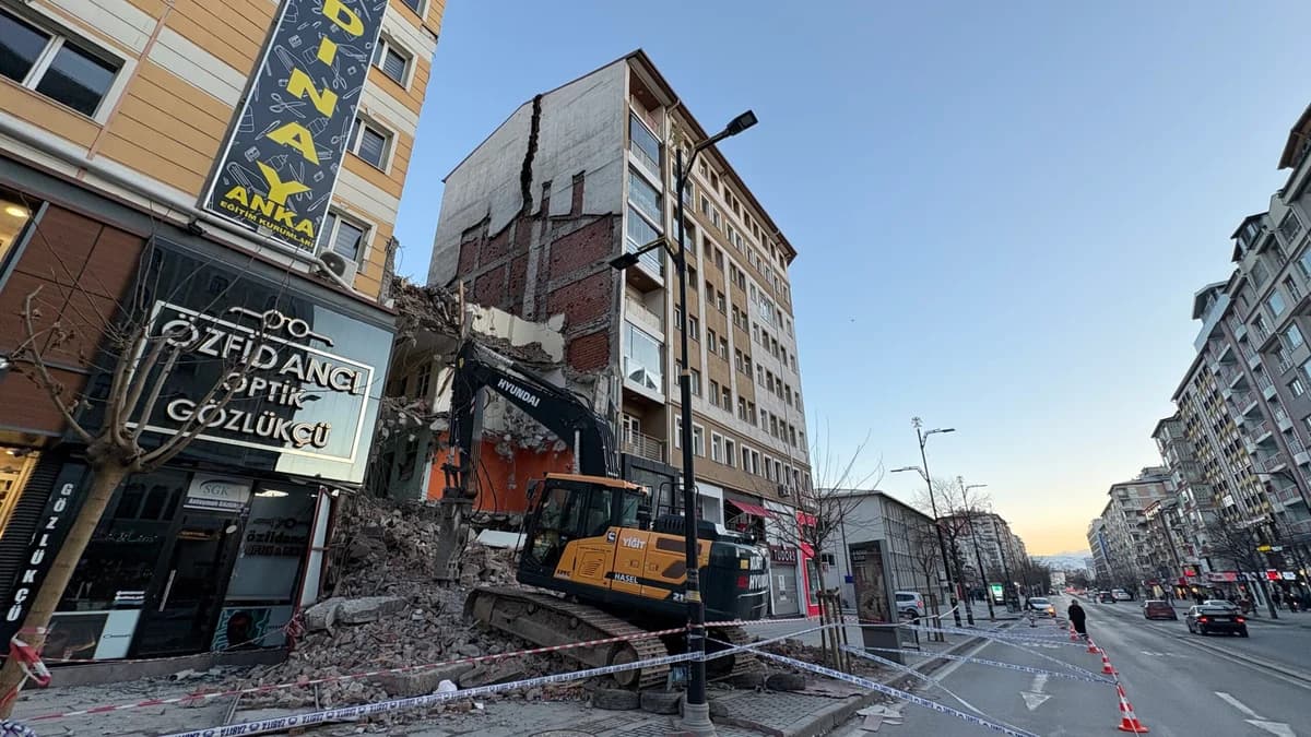 Sivas’ta Yıkım Esnasında Yan Bina Tehlikeye Girdi, 21 Daire Boşaltıldı