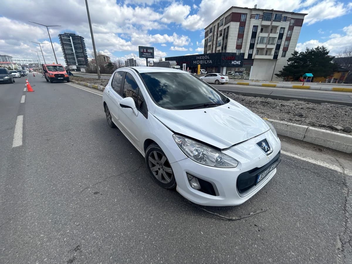 Sivas’ta Yolcu Çarpan Otomobil, 10 Yaşındaki Kızı Ağır Yaraladı