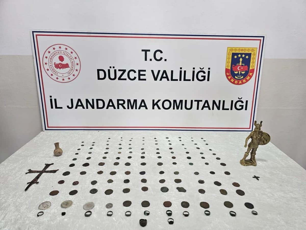Düzce’de Tarihi Eser Operasyonu: 136 Parça Ele Geçirildi