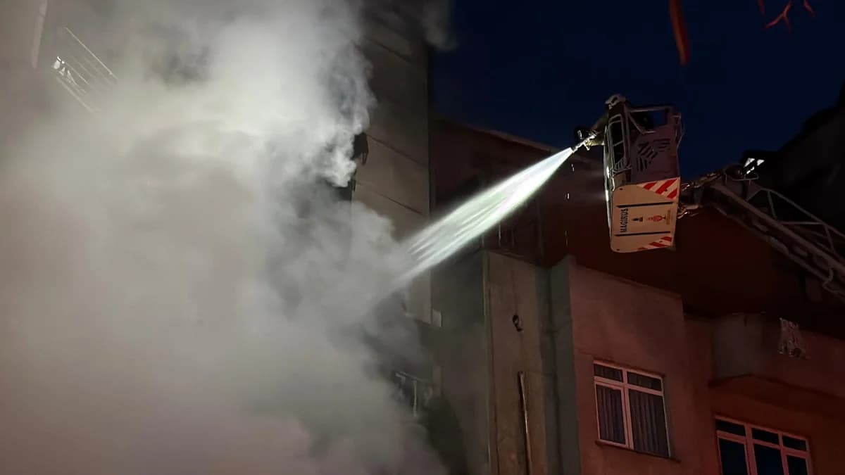 Şişli’de Motosiklet Kundaklandı mı? İş Yeri ve Bina Cephesi Alevlere Teslim Oldu!