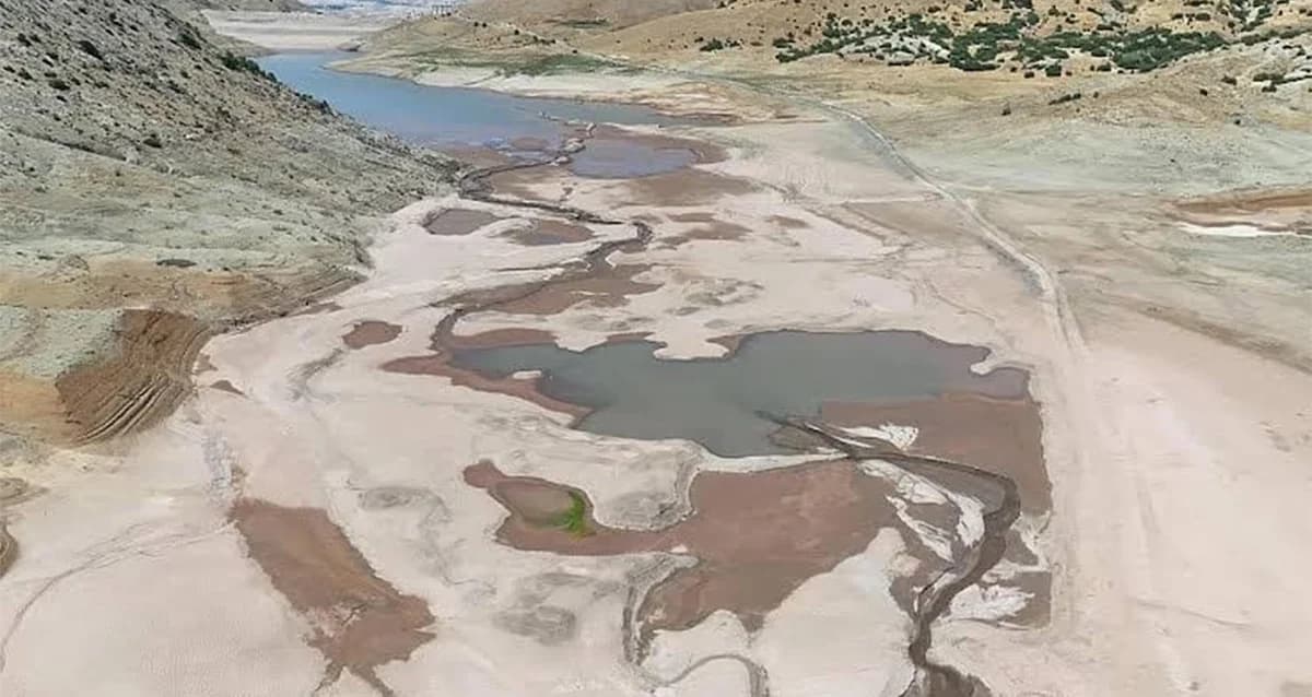 Milyarlık Baraj Kurudu: Elazığ’ın Su Hayali Sona Mı Erdi?
