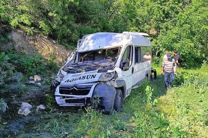 Burdur Ağlasun'da Tarım işçilerini taşıyan minibüs 15 metreden uçtu