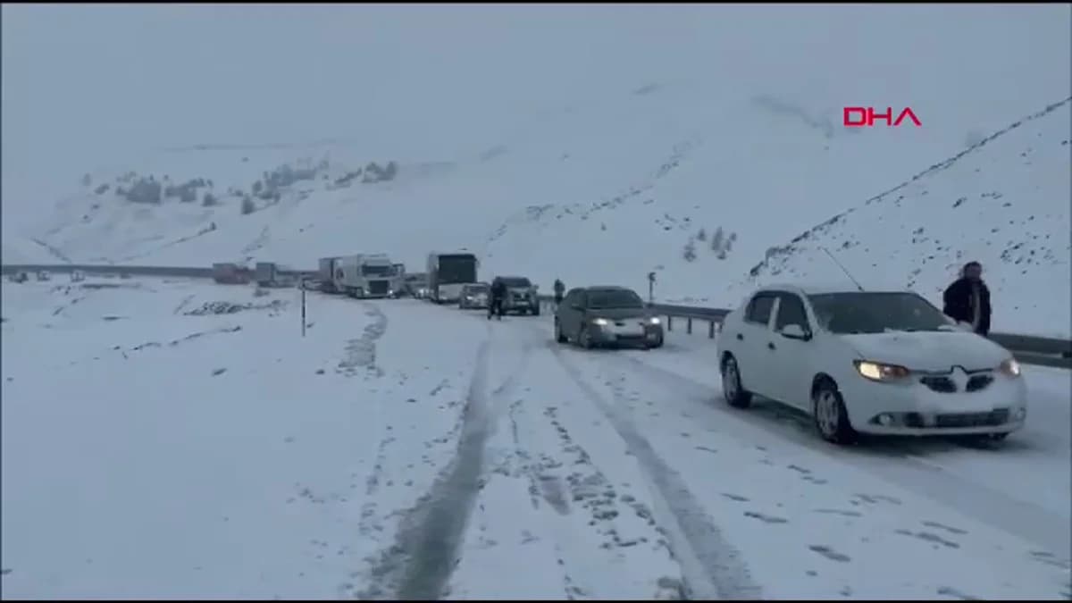 Sakaltutan Geçidi’nde Kar Engeli: Ulaşım Aksamaları Başladı