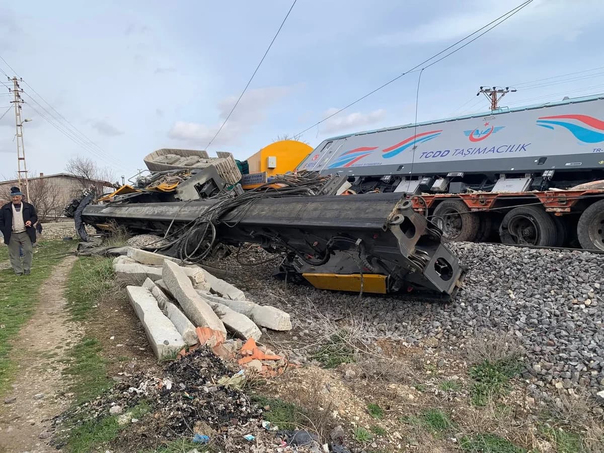 Nevşehir’de Yük Treni TIR’a Çarptı: İki Yaralı
