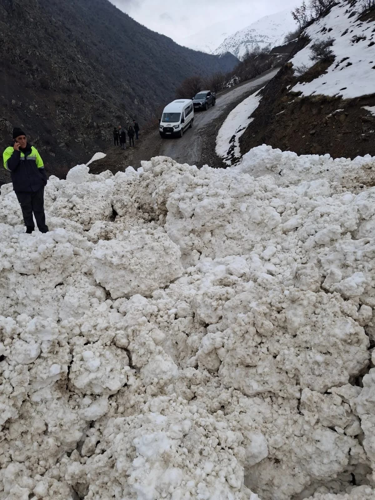 Çatak’ta Çığ Tehlikesi: Ulaşım Kesildi