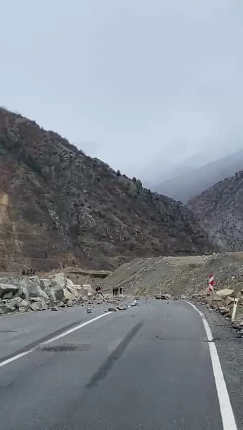 Artvin-Şavşat Kara Yolunda Heyelan: Ulaşım Kesildi