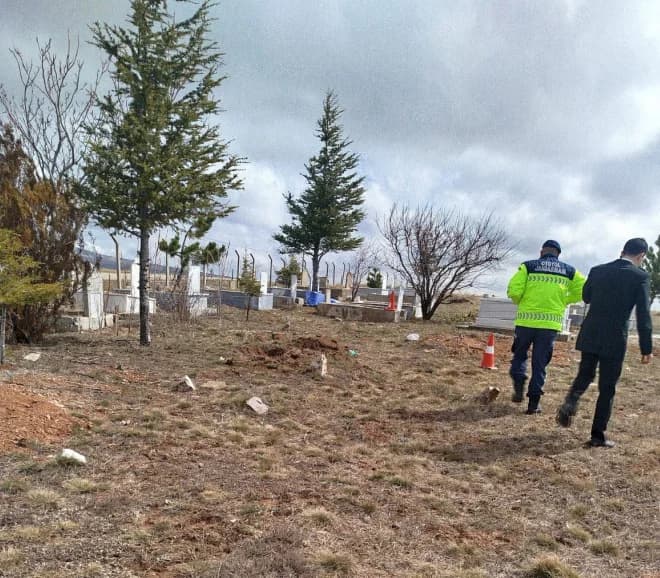 Boşanma Sürecindeki Eşinin Mezarı Başında Öldürüldü: Ablası Yaralı
