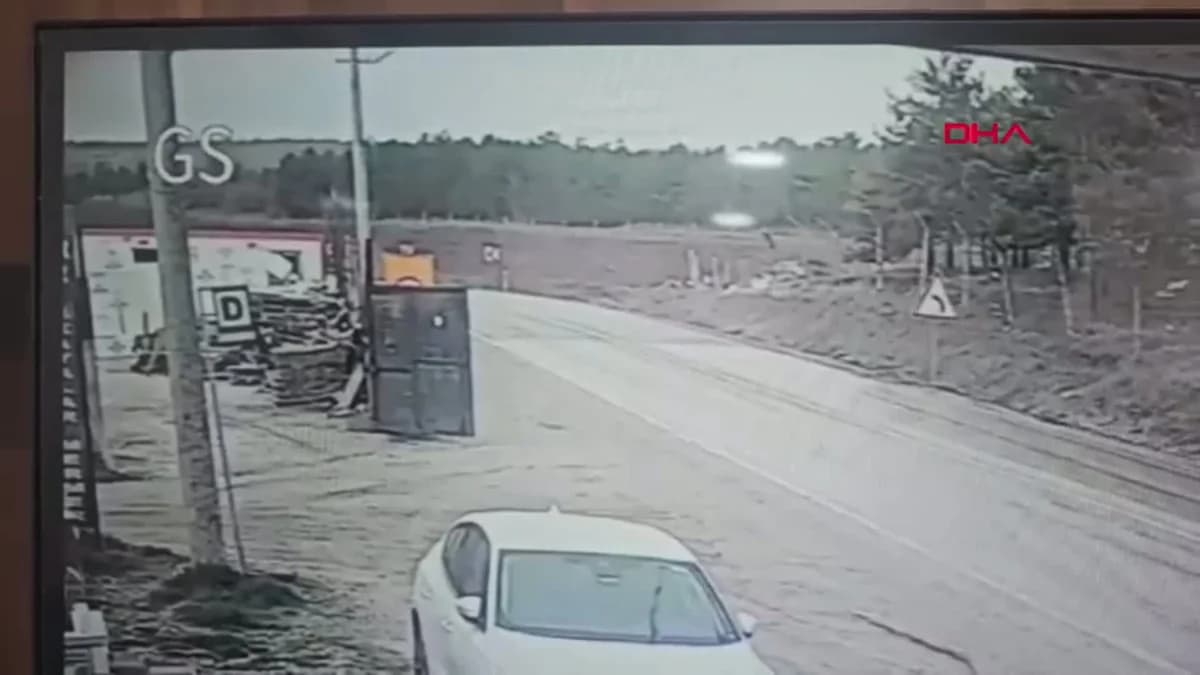 Eskişehir’de Şarampole Devrilen Araçta 3 Yaralı: Kaza Anı Güvenlik Kamerasında