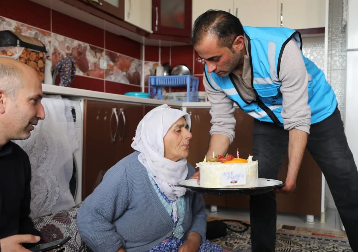 Van’da Yalnız Yaşayan 75’lik Kadın Doğum Gününde Unutulmadı: Belediye Ekiplerinden Duygusal Sürpriz