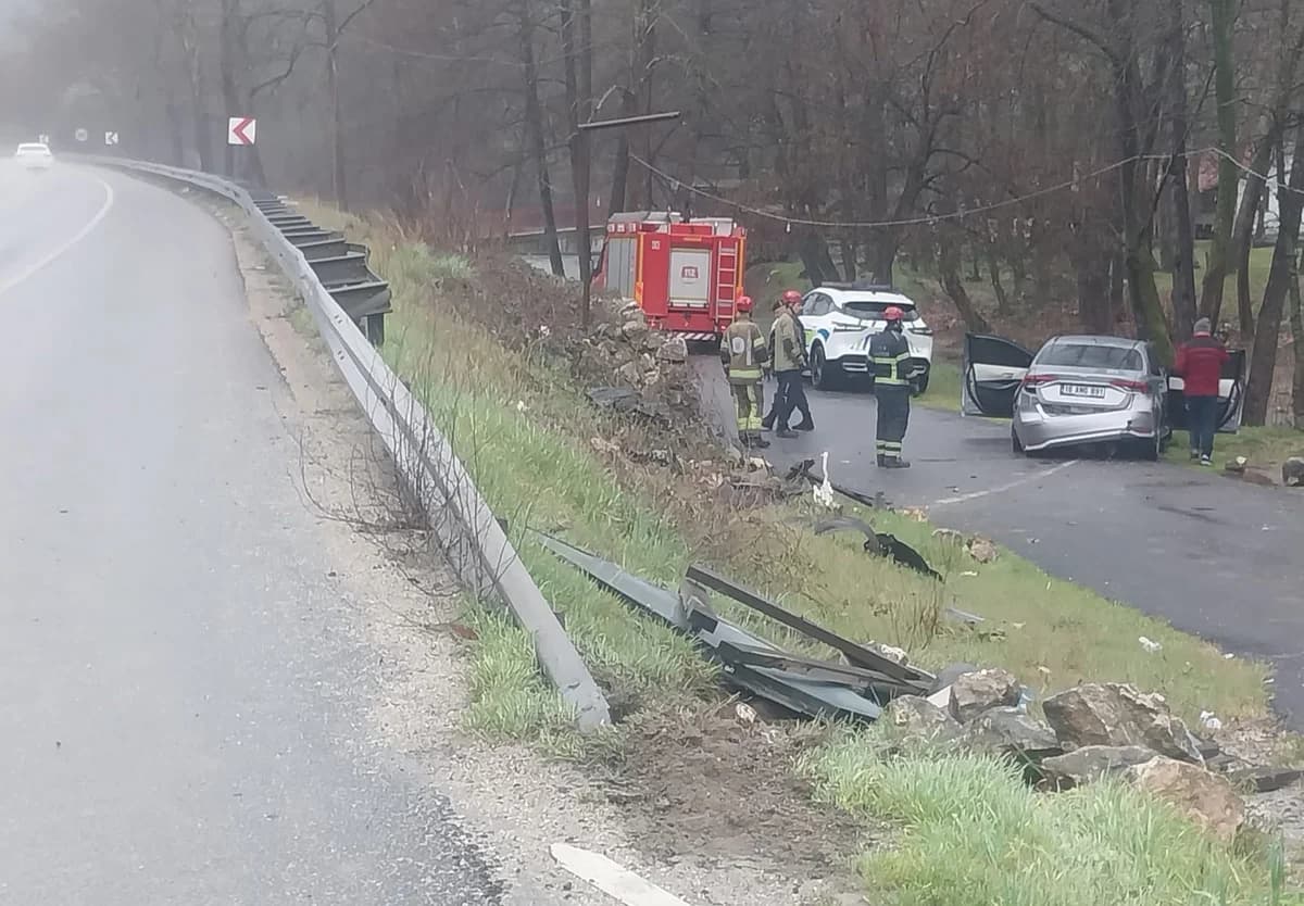 Bariyerleri Aşan Araç Alt Yola Düştü: 1’i Bebek 4 Yaralı