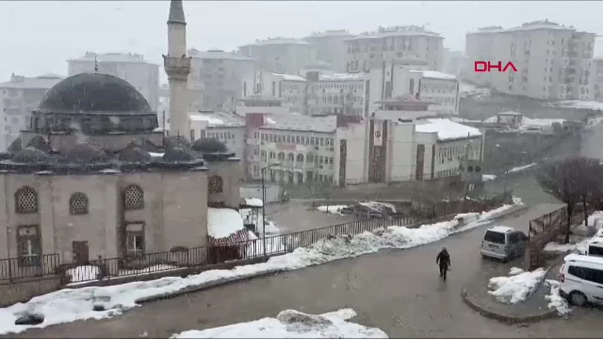 Hakkari’de Kar Altında Asırlık Bayramlaşma Geleneği Devam Ediyor