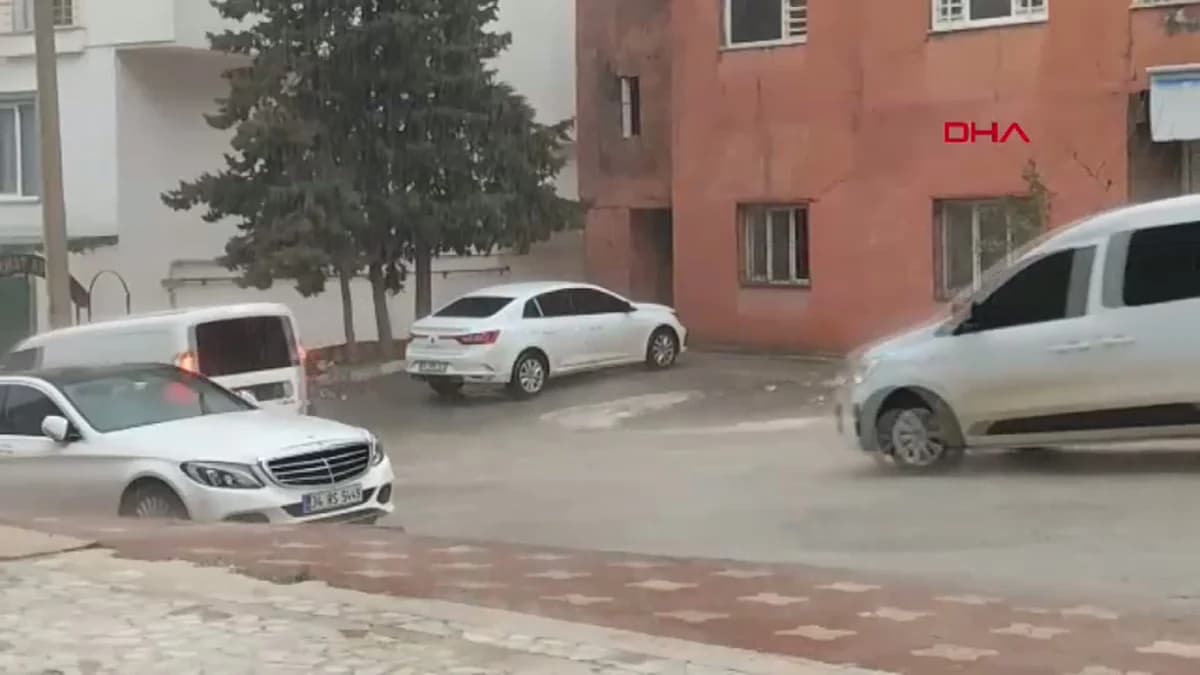 Mardin’de Ani Sağanak Yağış Cadde ve Sokakları Su Altında Bıraktı