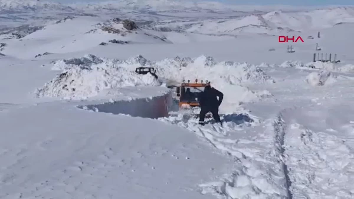 Van’ın İran Sınırındaki Askeri Üslere Karla Mücadele Devam Ediyor