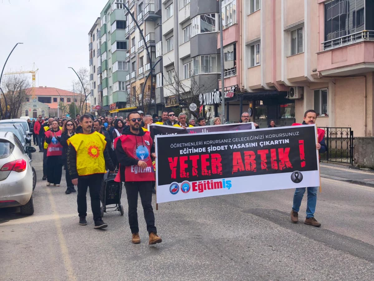 Keşan’da Öğretmenler Meslektaşlarını Anmak İçin Yürüdü