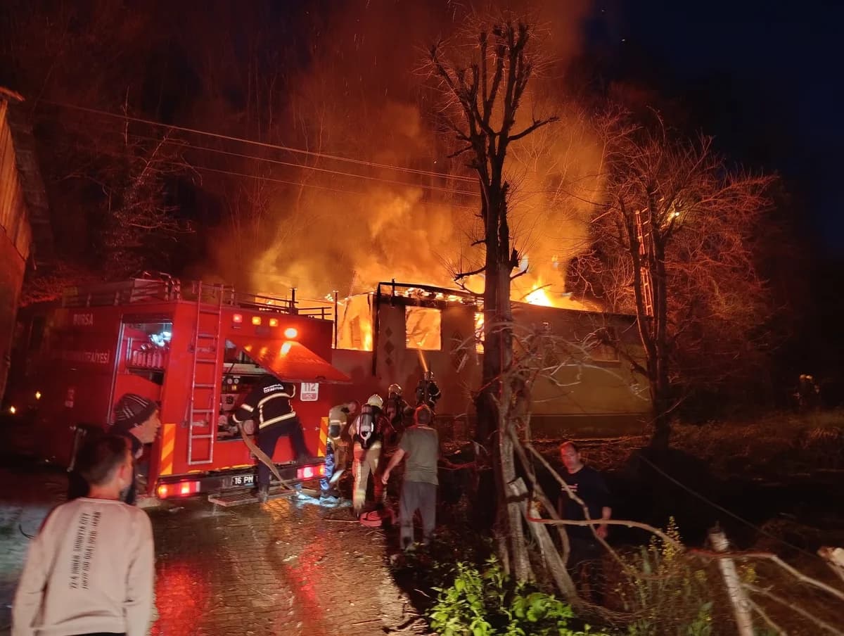 İnegöl’de Tek Katlı Ev Yangınla Küle Döndü