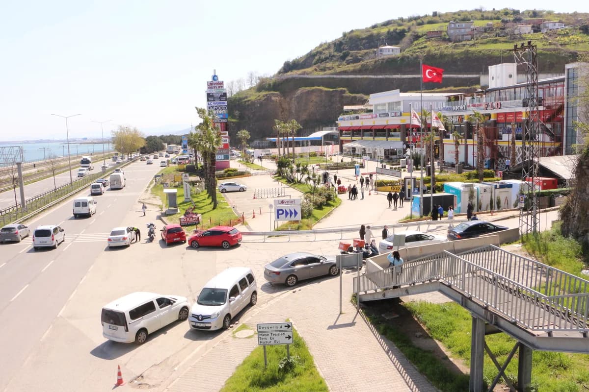 Samsun’da Heyelan Sonrası AVM’nin Araç Giriş Çıkışları Kapatıldı
