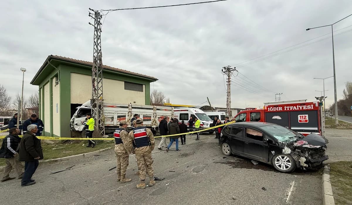 Iğdır’da Kamyonet ve Otomobil Çarpıştı: Elektrik Trafo Duvarı Yıkıldı