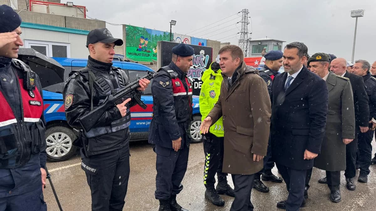 Kırıkkale’de Bayram Yoğunluğu: Vali Sarıibrahim, ‘Kilit Kavşak’ta Görevli Personelle Bir Araya Geldi