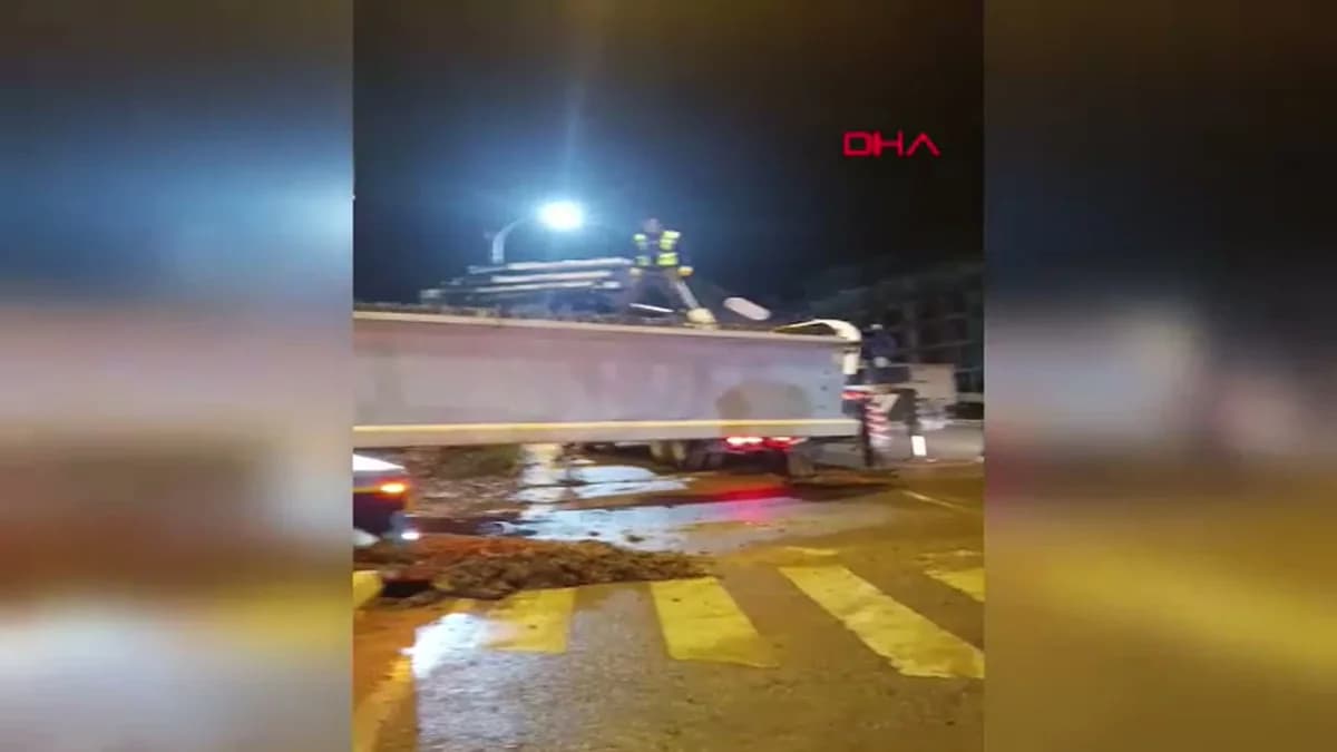 Siirt’teki Köprü Kirişi Kavşakta Takıldı, Yol 8 Saat Kapalı Kaldı