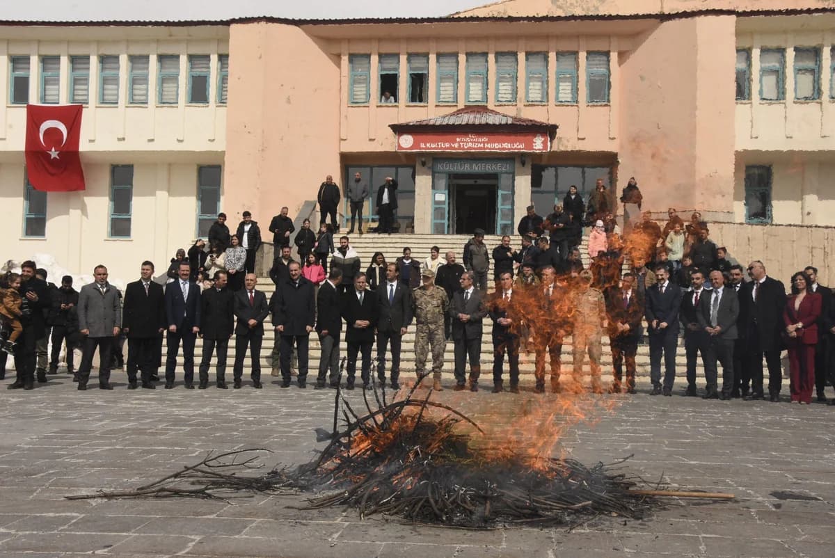 Bitlis’te Nevruz Coşkusu: Protokol Üyeleri Demir Dövdü ve Ateşten Atladi