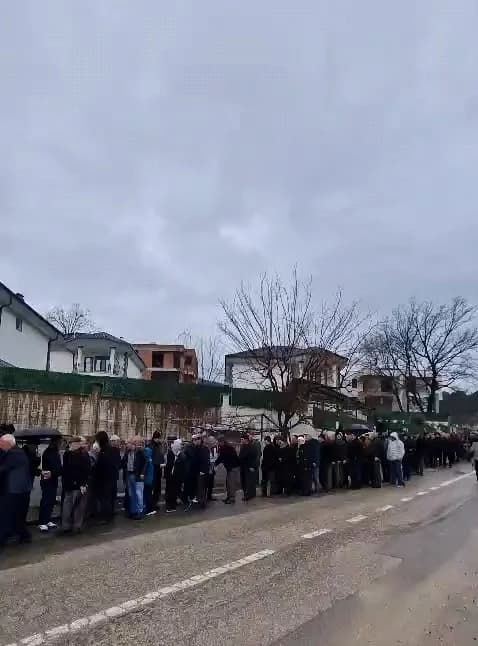 60 Yıllık Gelenek: Cerrah Mahallesi’nde Bayramlaşma Kuyruğu 1 Kilometreye Ulaştı