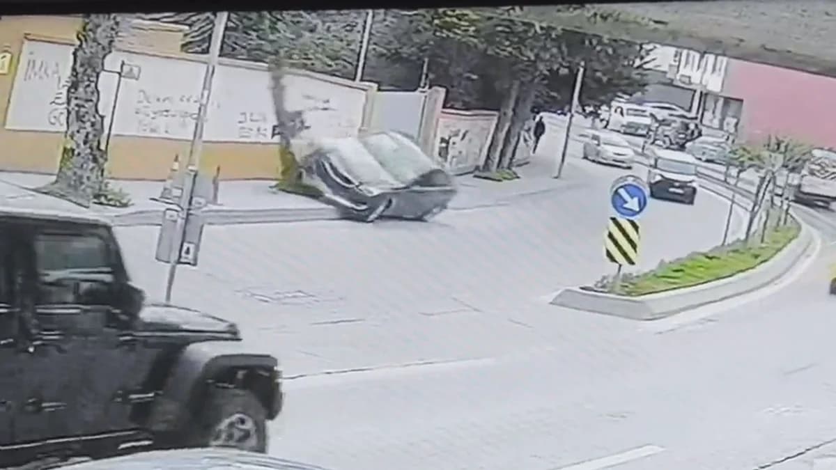 Arnavutköy’de Direksiyon Hakimiyetini Kaybeden Araç Takla Attı