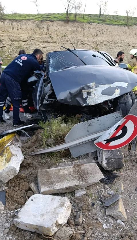 Safranbolu’da Feci Kaza: Refüje Çarpan Otomobilde Yaşamını Yitirenler Var