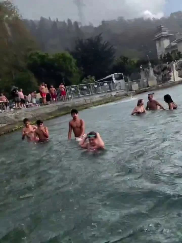 İstanbul’da Sağanak Yağış Sürerken Bebek Sahili’nde Denize Girenler Görüntülendi