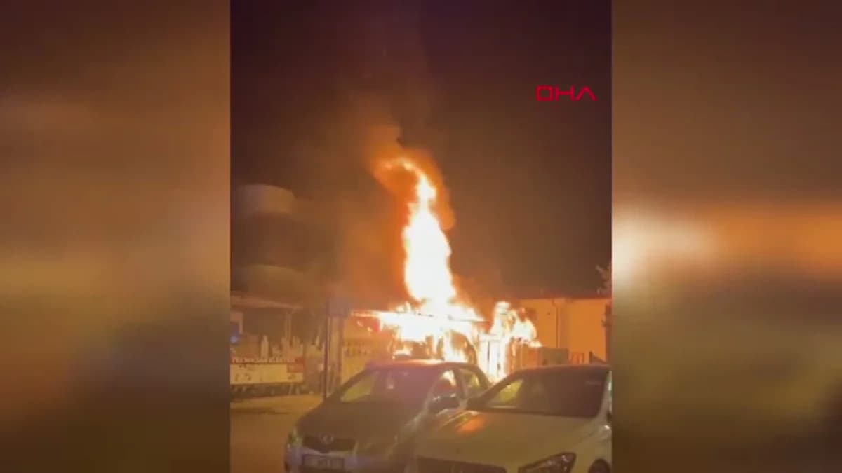 Antalya’da Elektrik Malzemesi Satan İş Yerinde Yangın Çıktı
