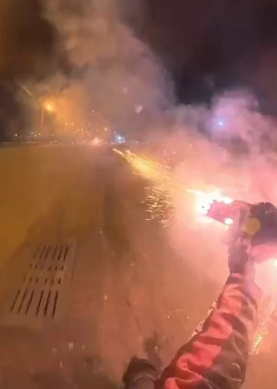 Motosikletli Gençlerin Üzerine Havai Fişek Ateşi Açtı, O Anlar Kamerada