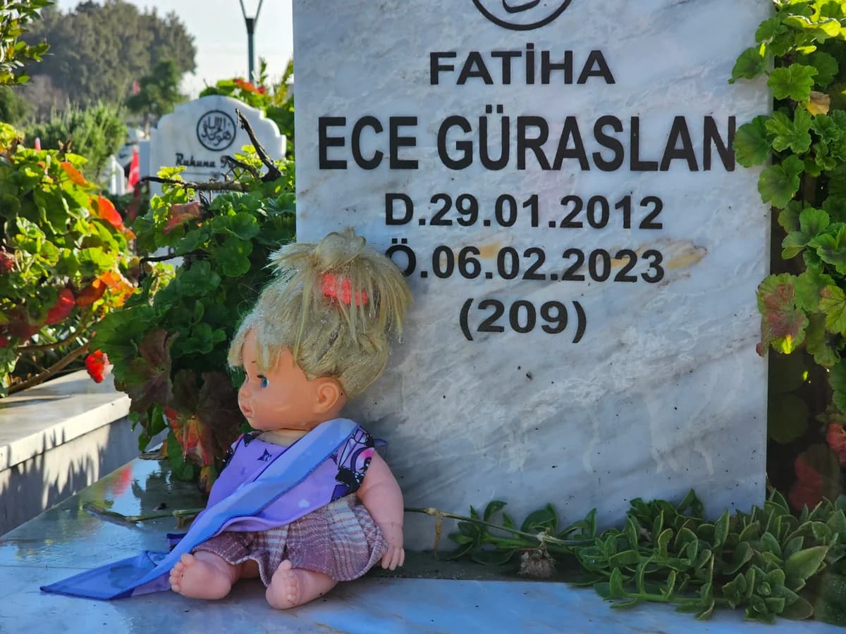 Hatay’daki Deprem Şehitliği’nde Duygusal Bayram Ziyareti