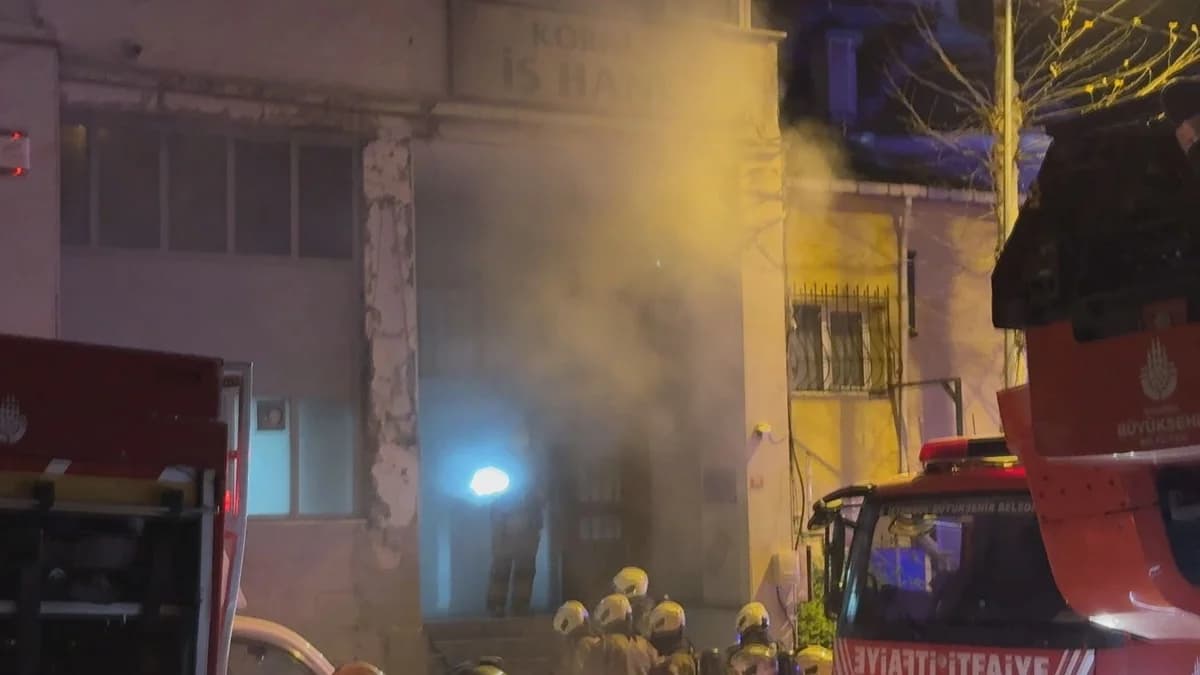Kağıthane’de 5 Katlı İş Hanında Yangın Paniği: Ekipler Hızla Müdahale Etti
