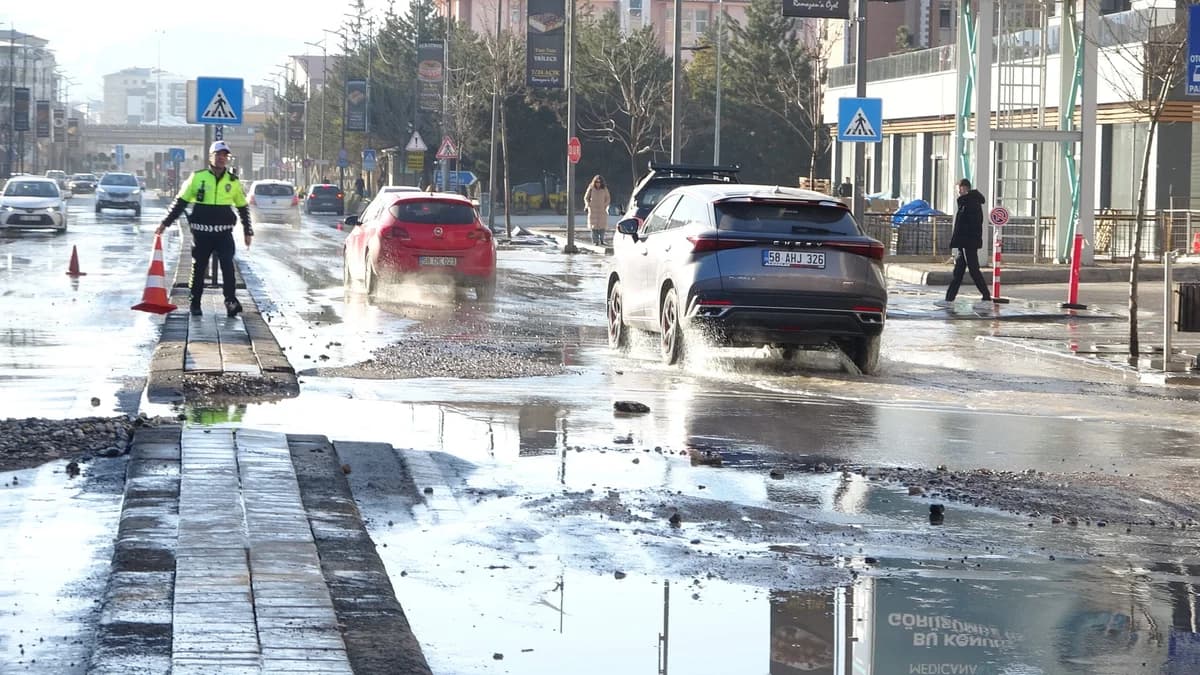 Sivas’ta Ana Şebeke Borusu Patladı, Cadde Sular Altında Kaldı