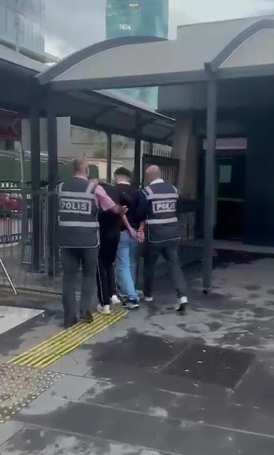 İzmir’de 2 Firari Hükümlü Depoda Yakalandı