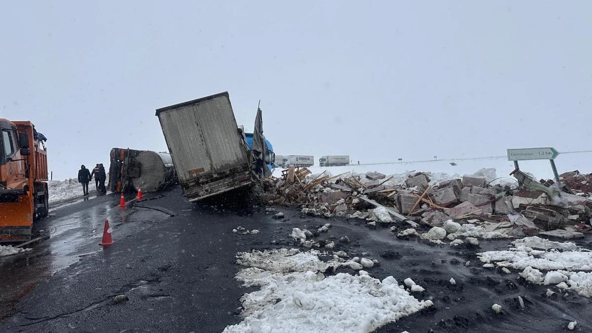 Kars’ta Zift Yüklü Tanker Devrildi, TIR Çarpınca İki Sürücü Yaralandı