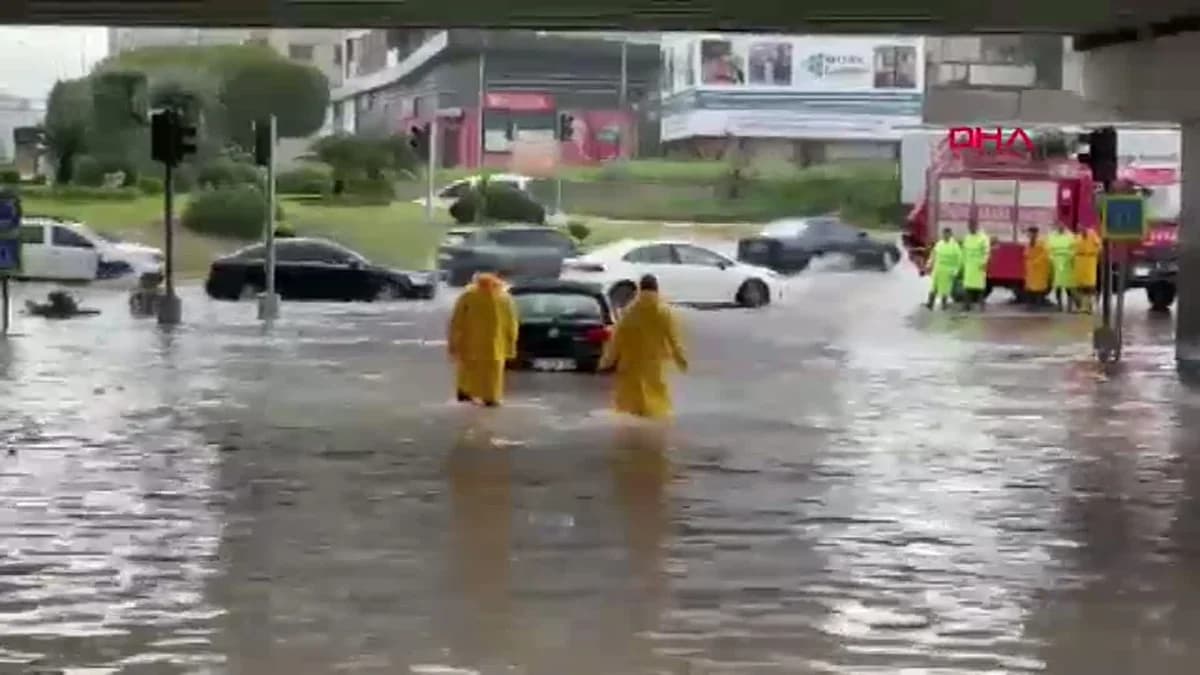 Adana’da Sağanak Yağış Sonrası Yollar Göle Döndü