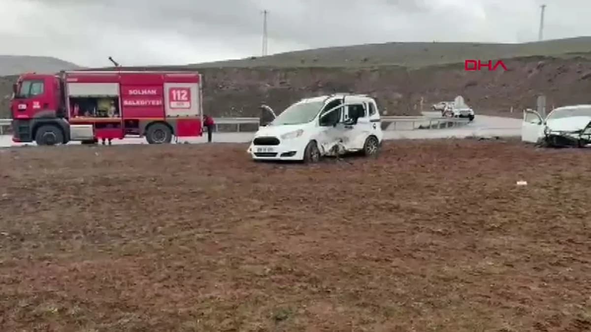 Bingöl’de Trafik Kazası: 1’i Ağır, 13 Yaralı