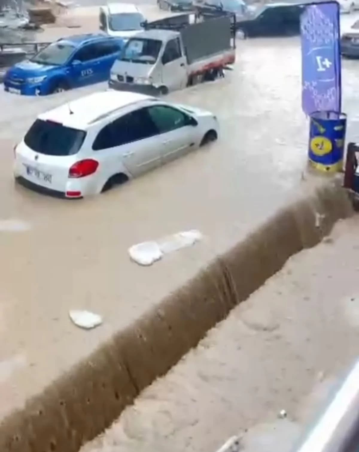 Artuklu’da Sağanak Yağış Sokakları Gölet Gibi Yapılandırdı