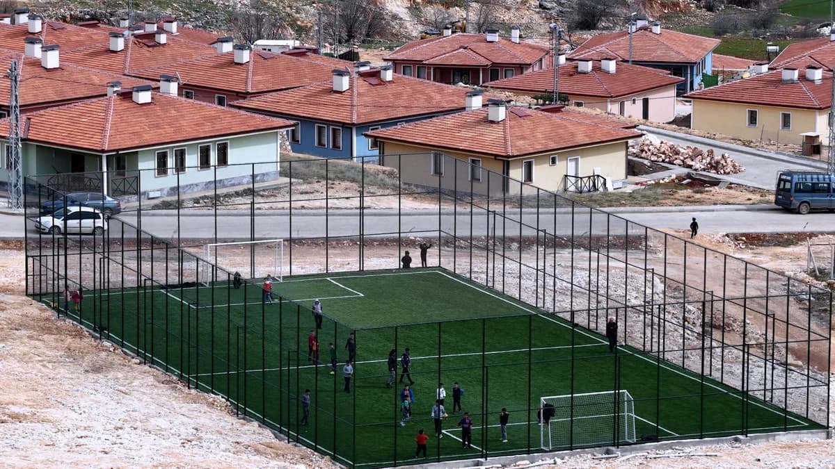 Bakan Kurum, Depremzedelerin Halı Saha Sevinçlerini Paylaştı