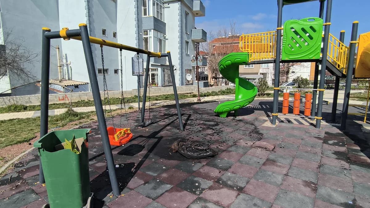 Keşan’da Lastik Yakma Olayı; Parka Zarar Verildi
