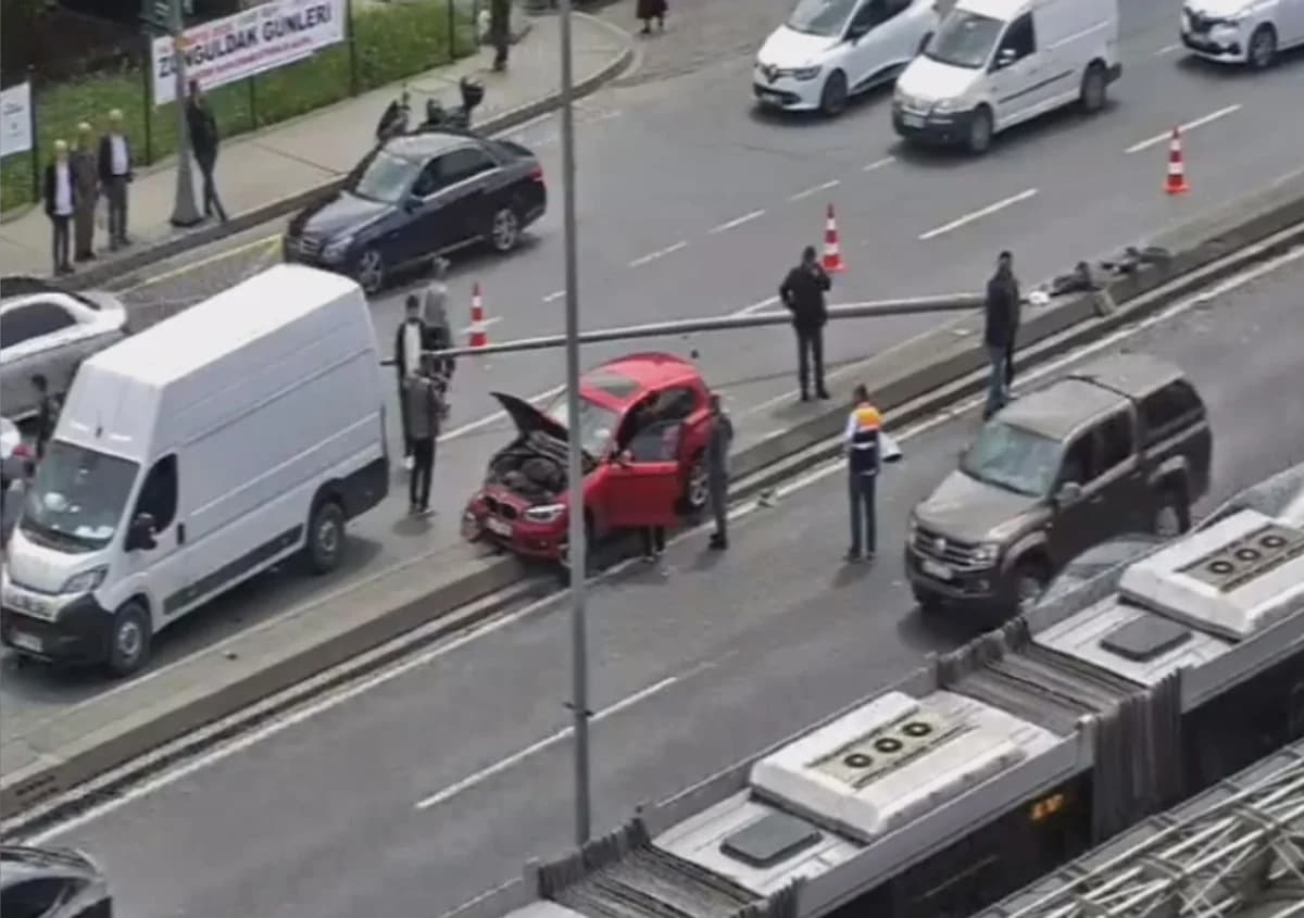 Bakırköy’de Dehşet Anları: Aydınlatma Direği Otomobilin Üzerine Devrildi!