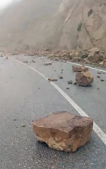 Tokat’ta Yağış Sonrası Kaya Parçaları Yola Düştü
